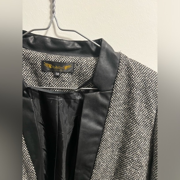 Angel eye tweed blazer with faux leather lapel. Size medium - Picture 6 of 6
